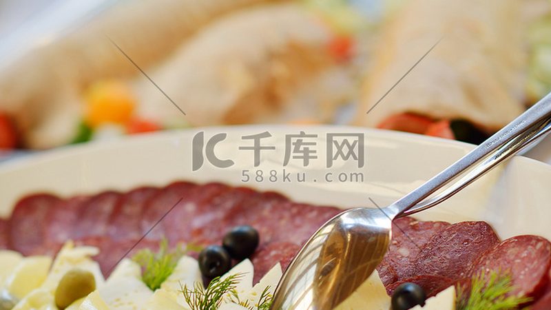 优质供应商是保证食品质量的关键。在筛选供应商时，可以从以下几个方面进行：