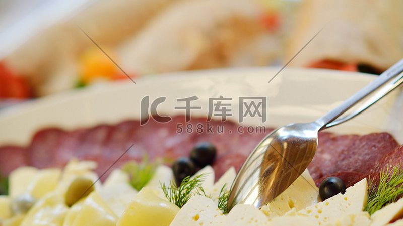 在选择生抽和老抽时，可以从以下几个方面进行考虑：